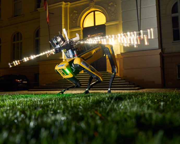 Robot Spot s krovkami světlem reagujícími na okolí. Foto: Petr Neugebauer, FEL ČVUT