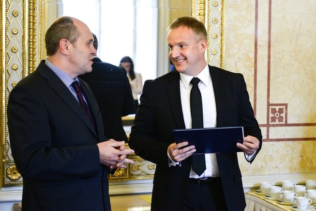 Státní tajemník MŠMT Jindřich Fryč (vpravo) při svém jmenování do funkce. Foto: ministerstvo školství