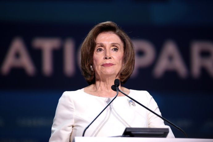 Nancy Pelosiová, předsedkyně Sněmovny reprezentantů USA, měla být cílem DePapeho útoku. V tu páteční noc ale nebyla doma a muž napadl jejího manžela Paula, který byl s těžkými zraněními odvezen do nemocnice. Foto: Gage Skidmore, Flickr