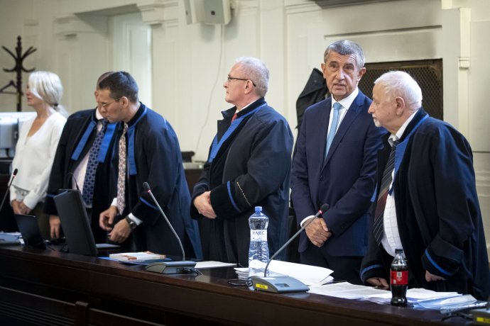 Andrej Babiš u soudu obklopen svými právníky, kteří mohou na rozdíl od procesů politických využít všech dostupných prostředků, aby ho obhájili. Foto: Gabriel Kuchta, Deník N