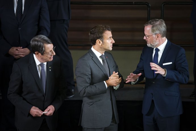 Český premiér Petr Fiala diskutuje s francouzským prezidentem Emmanuelem Macronem. Foto: Gabriel Kuchta, Deník N
