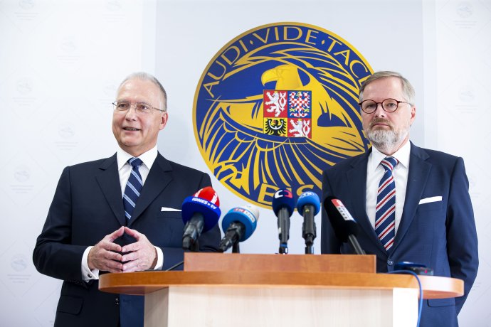 Ředitel BIS Michal Koudelka a premiér Petr Fiala. Foto: Gabriel Kuchta, Deník N