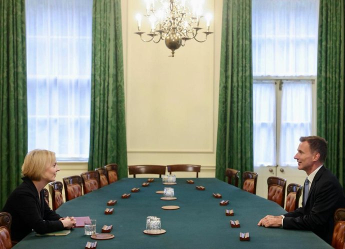 Britská premiérka Trussová se svým novým ministrem financí Huntem, který se v současné situaci snaží zachránit ji, rozpočet, vládu i konzervativce. Foto: úřad vlády, UK Prime Minister, Facebook