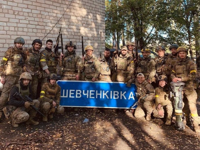 Ukrajinští vojáci se fotí v osvobozené vesnici Ševčenkivka na severu Chersonské oblasti. V úterý už byli o 20 kilometrů dál na jihu. u obce Dudčany. Foto: OSINT/Twitter