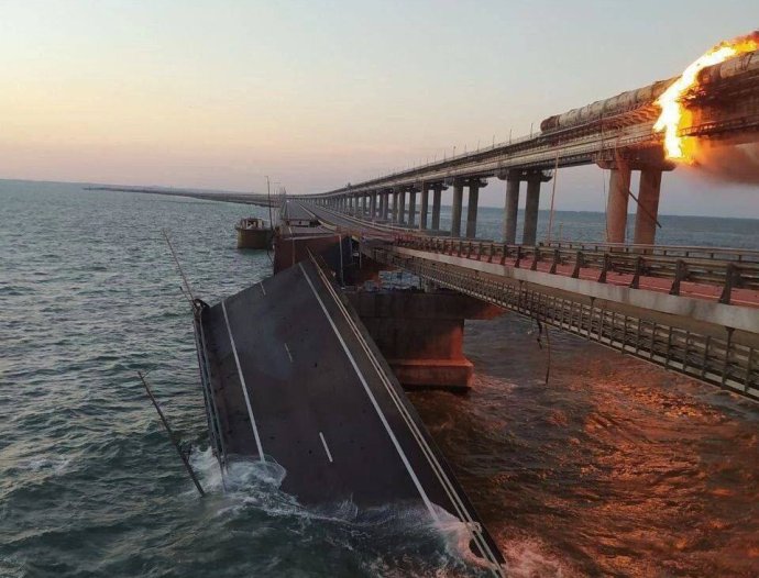 Strategicky významný most spojující Rusko s okupovaným Krymem v sobotu ráno začal hořet. Zdroj: Twitter Conflict News
