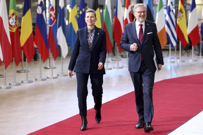 Petr Fiala přichází na summit s dánskou premiérkou Mette Frederiksenovou. Foto: Rada EU
