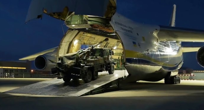 Francouzská houfnice Caesar nakládaná do letadla směr Ukrajina. Foto: úřad francouzského prezidenta