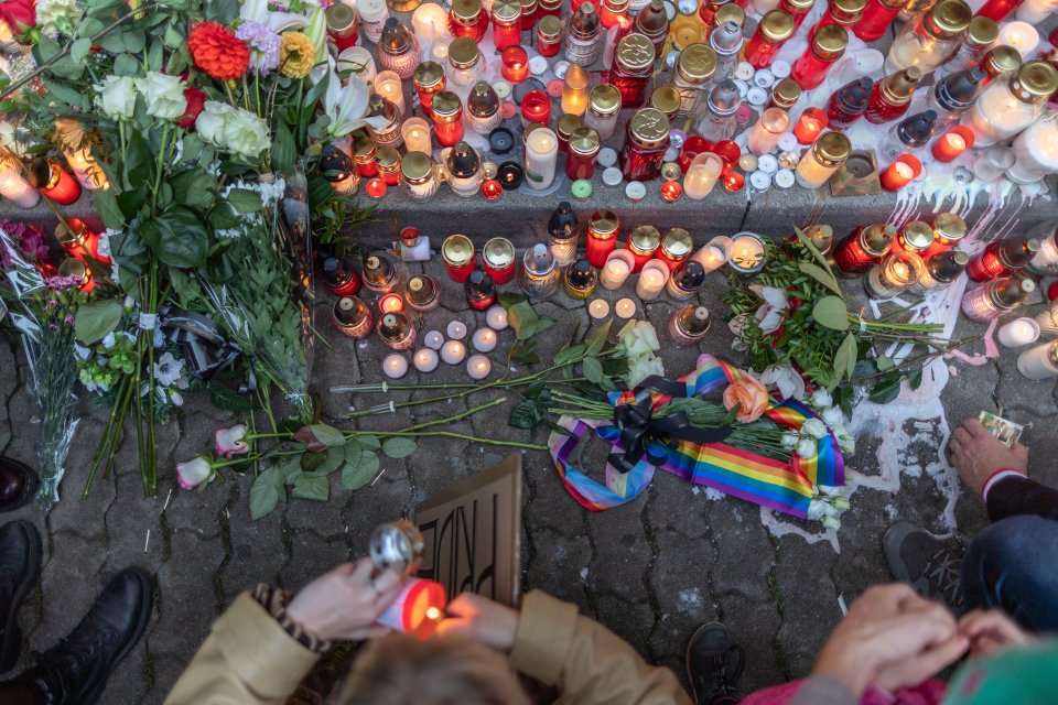 Rizikem homofobie je předsudečné násilí. Toto jsou svíčky a květiny za dva muže zavražděné v Bratislavě. Foto: Tomáš Benedikovič, Denník N