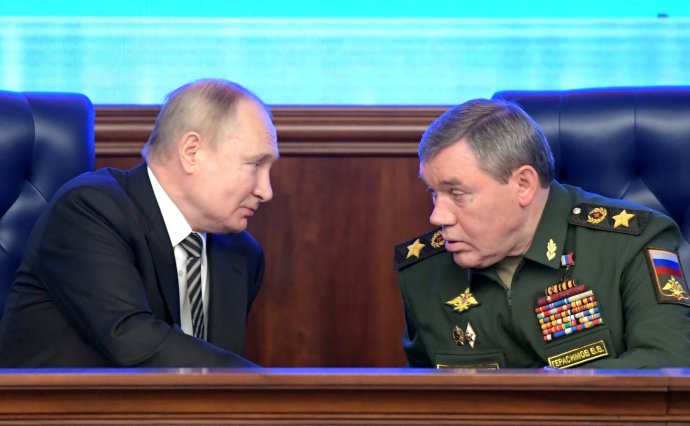 Vladimir Putin s náčelníkem generálního štábu ozbrojených sil RF a nyní i velitelem vojenské operace na Ukrajině Valerijem Gerasimovem. Takto se radili ještě před válkou. Foto: Kreml, kremlin.ru