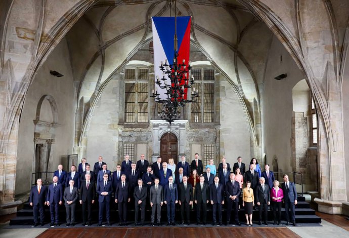 „Rodinné foto“ státníků přítomných na prvním summitu Evropského politického společenství na Pražském hradě. Foto: Gabriel Kuchta