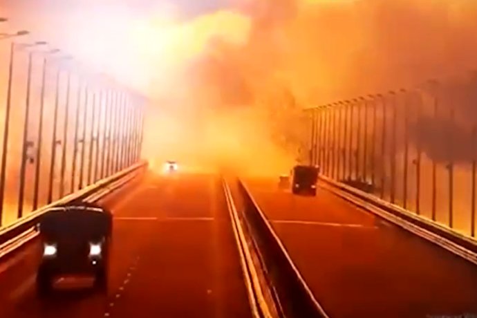 Říjnový výbuch na Krymském mostě na záběrech průmyslové kamery. Tehdy ale nešlo o útok dronů, ale explozi auta naloženého výbušninou.