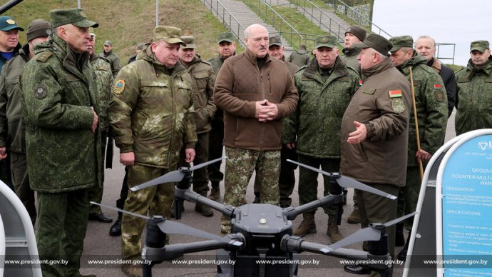 Běloruský lídr Alexandr Lukašenko si na vojenské základně Obuz-Lesnovskij v Brestské oblasti Běloruska prohlédl novinky běloruského zbrojního průmyslu včetně dronů. Zdroj: president.gov.by