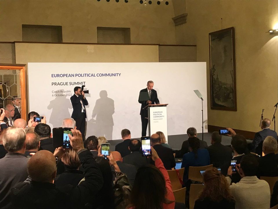 Turecký prezident na tiskové konferenci po summitu Evropského politického společenství v Praze. Foto: Michal Tomeš, Deník N