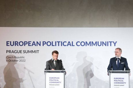 Francouzský prezident Emmanuel Macron a český premiér Petr Fiala po summitu v Praze. Foto: Gabriel Kuchta, Deník N