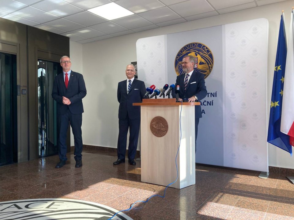 Premiér Petr Fiala po boku ředitele BIS Michala Koudelky na tiskové konferenci. Foto: Lukáš Prchal, Deník N
