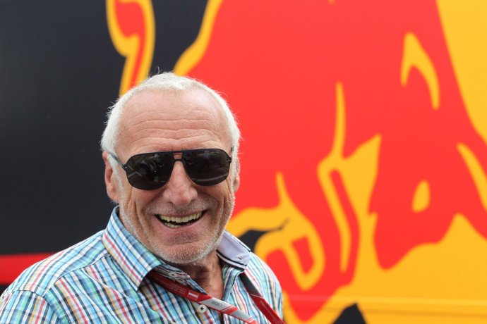 Dietrich Mateschitz před logem své ikonické značky na závodech Formule 1. Foto: Profimedia