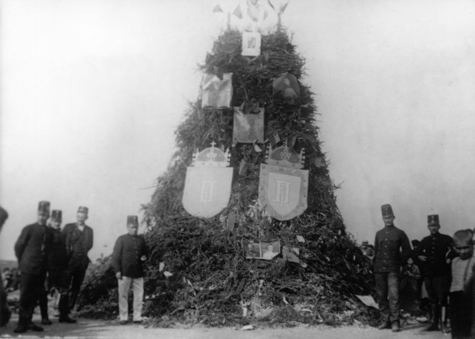 Pálení rakousko-uherských symbolů na pražském Žižkově v říjnu 1918. Foto: ČTK