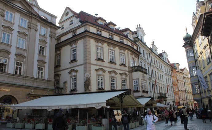 Hotel U Prince na Staroměstském náměstí. Kvůli osudu této předzahrádky se měl Petr Bauer snažit ovlivnit pražské zastupitele. Foto: ČTK