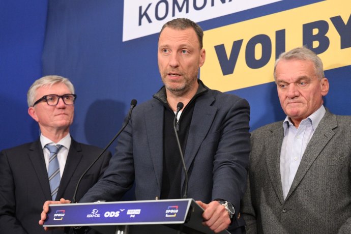 Na snímku jsou (zleva) Zdeněk Zajíček, Jan Wolf a Bohuslav Svoboda z koalice Spolu. Foto: ČTK