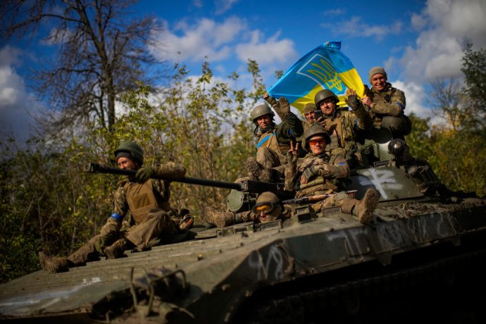 Ukrajinští vojáci na obrněném vozidle mezi Izjumem a Lymanem. Foto: ČTK/AP