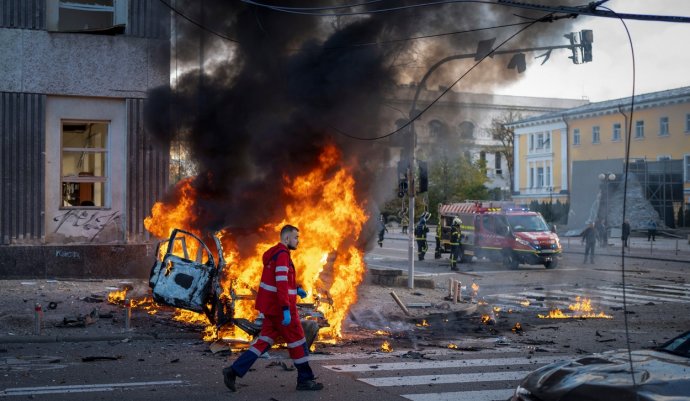 Zdravotník po ruském útoku v Kyjevě. Foto: Roman Hrycyna, ČTK/AP