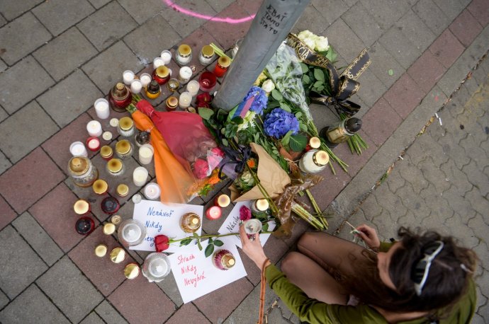 Před dějiště dvojnásobné vraždy přinášejí lidé květiny a svíčky. Foto: ČTK/TASR/Profimedia