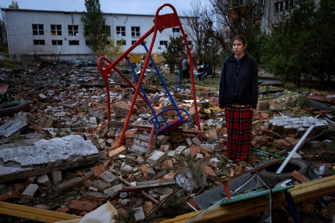 Taisiia Kovaliová stojí mezi troskami hřiště před svým domem zasaženým ruskou raketou v Mykolajivu. Foto: ČTK / AP / Emilio Morenatti