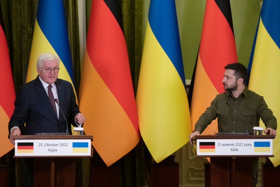 Německý prezident Frank-Walter Steinmeier a jeho ukrajinský protějšek Volodymyr Zelenskyj na společné tiskové konferenci po dnešním setkání v Kyjevě. Foto: ČTK / AP / Andrew Kravchenko
