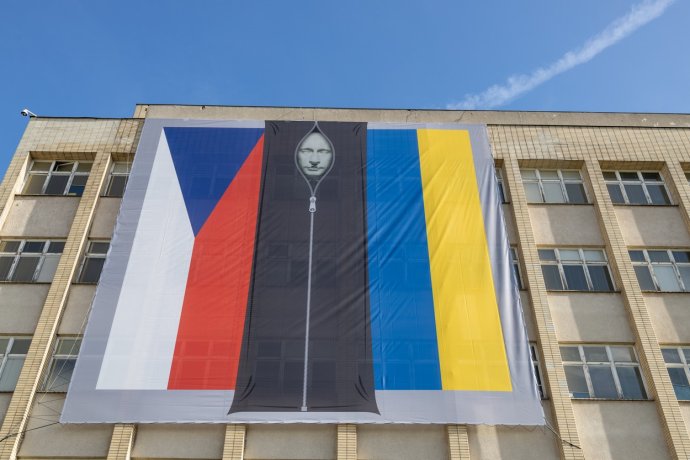 Na budově vnitra v Praze visí vlajky ČR a Ukrajiny s Putinovou podobiznou. Foto: ČTK
