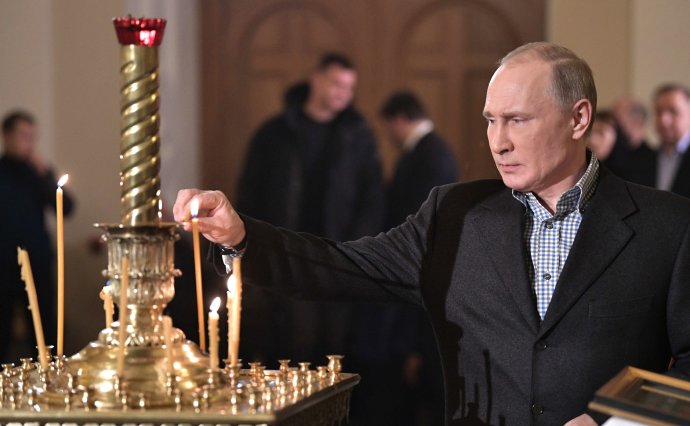 Ruský prezident Putin rád demonstruje svou víru v Boha, ale modlit se příliš neumí. Foto: kremlin.ru