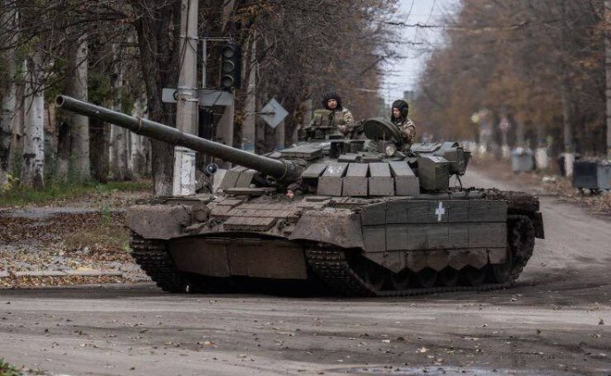 Ukrajinský tank v ulicích Bachmutu. Foto: Ukrajinská armáda