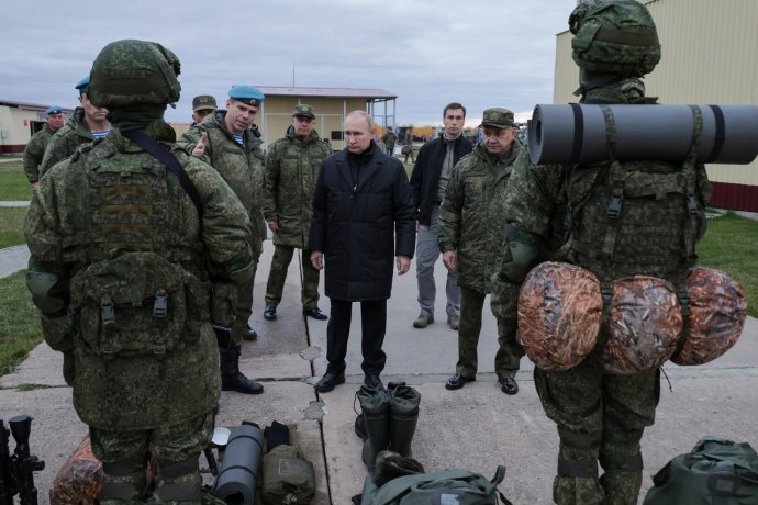Ruskému prezidentovi ukazují vzorové mobilizované vojáky. Foto: ruské ministerstvo obrany