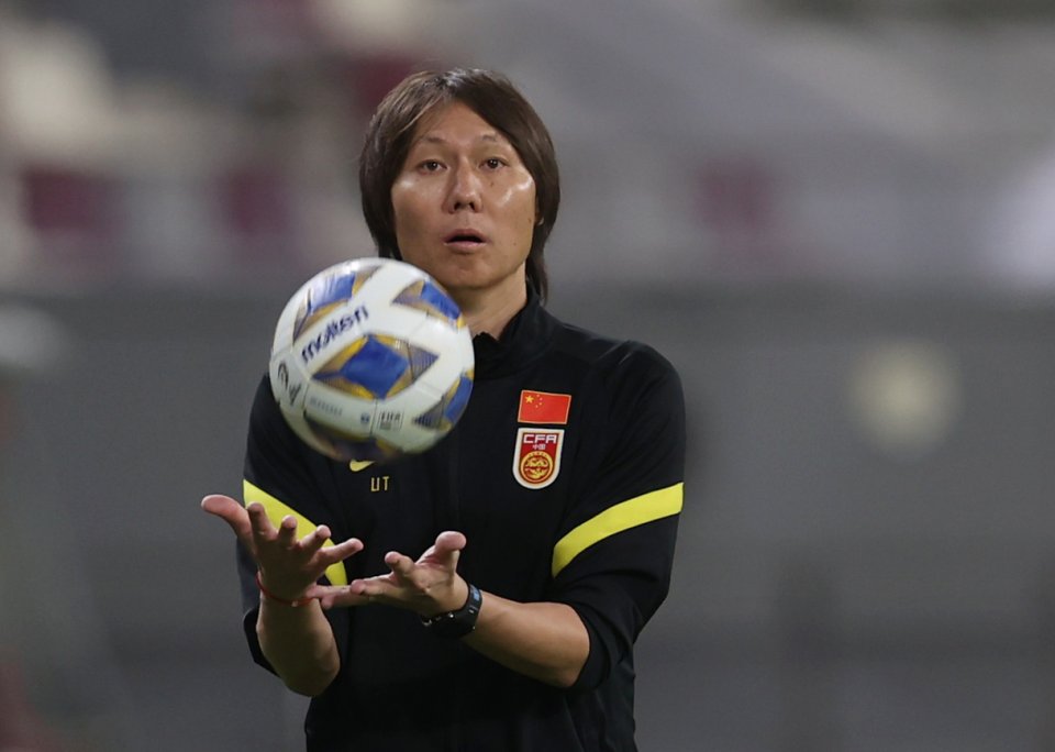 Li Tchie ještě jako kouč čínské reprezentace během kvalifikačního zápasu Číny s Austrálií, září 2021. Foto: Ibrahím al Omari, Reuters