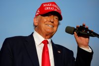 Donaldu Trumpovi do jeho projevu v Miami zahráli znělku konspiračního hnutí QAnon. „Milujeme tě,“ skandovali na to jeho fanoušci. Foto: Marco Bello, Reuters