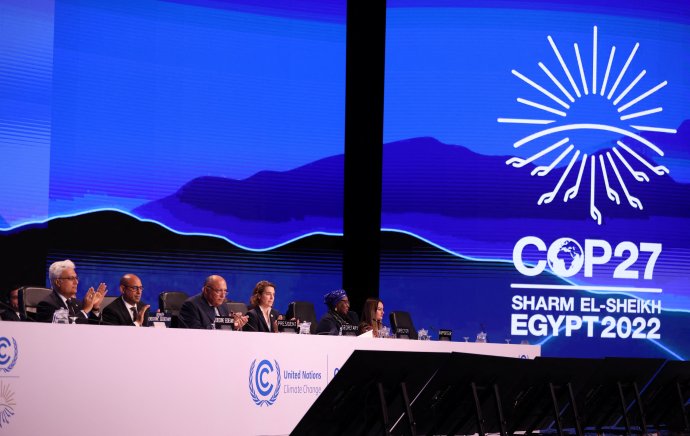 Závěrečné jednání klimatické konference OSN COP27 v egyptském Šarm aš-Šajchu 20. listopadu 2022. Třetí zleva předsedající egyptský ministr zahraničí Samí Šukrí. Foto: Muhamad abd el Ghány, Reuters