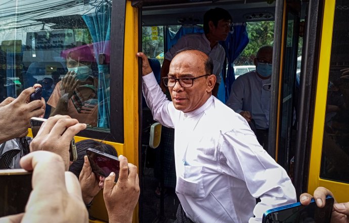 Jeden z propuštěných politických vězňů, známý prodemokratický aktivista Mya Aye. Po loňském únorovém puči byl mezi prvními, pro koho si junta přišla. Foto: NurPhoto via Reuters
