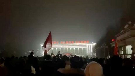 Covidové protesty v nočním Urumči na konci listopadu (ověřený záběr z videa na sociálních sítích). Foto: via Reuters
