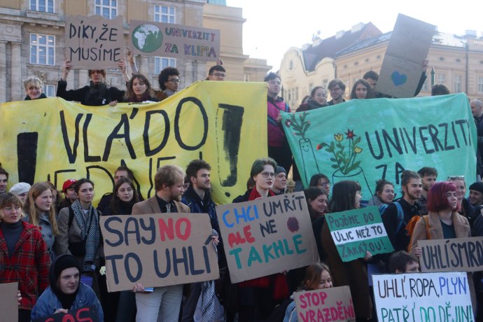 Na náměstí Jana Palacha dnes studenti zahájili okupační stávku pořádanou hnutím Univerzity za klima. Foto: Marie Dámková, Deník N