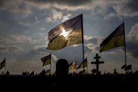 Jeden z největších vojenských hřbitovů na Ukrajině je v Dnipru. Foto: Gabriel Kuchta, Deník N