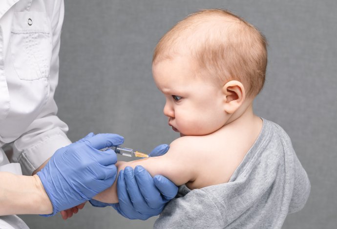 Vakcína Comirnaty (Pfizer) se kojencům a batolatům očkuje třemi dávkami, Spikevax (Moderna) dvěma. Foto: Adobe Stock