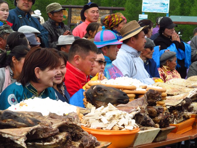 Návštěva mongolského tržiště a pohled na staženou beraní hlavu dokážou vegetariána poněkud zneklidnit. Foto: Zuzana Mukumayi Filipová, Deník N