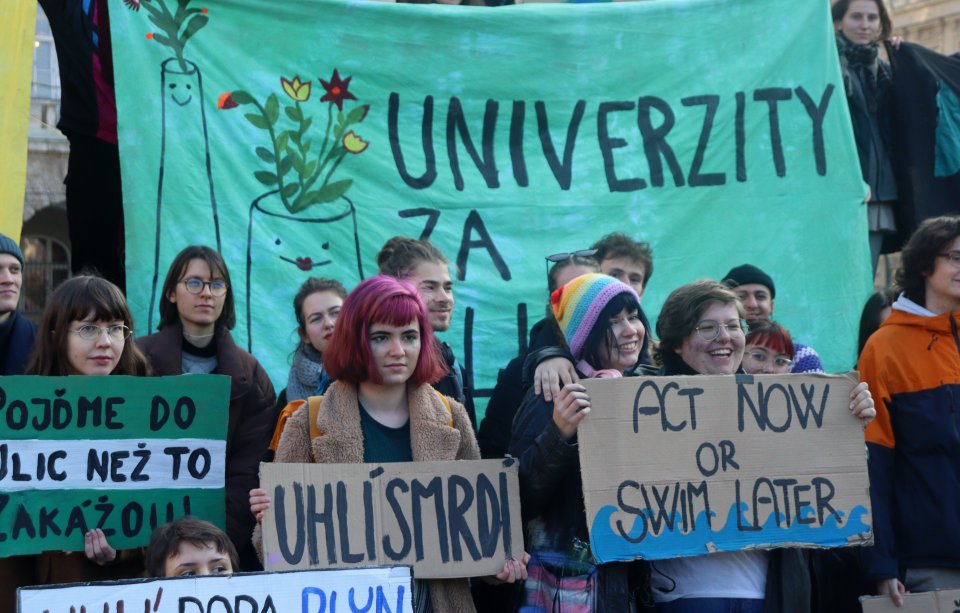 Na náměstí Jana Palacha dnes studenti zahájili okupační stávku pořádanou hnutím Univerzity za klima. Foto: Marie Dámková, Deník N