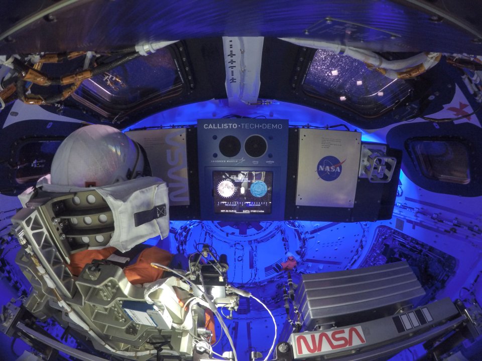Nepředstavujte si, že tam mají dost místa. Pohled dovnitř Orionu, vlevo figurína velitele, uprostřed panel hlasové komunikace s palubním počítačem. Foto: NASA