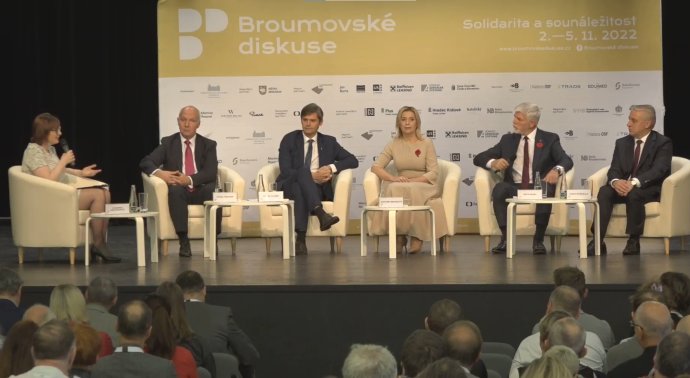 Debata kandidátů na prezidenta v Broumovském klášteře. Foto: Videopřenos debaty na Facebooku konference Broumovské diskuse