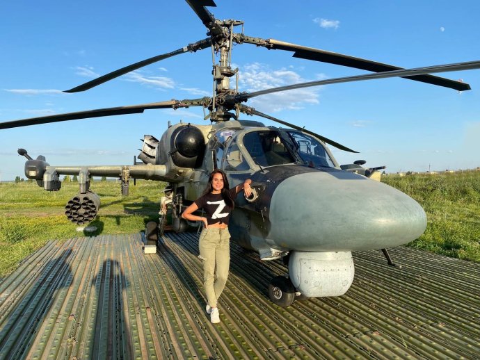 Ruská propaganda zlehčuje ztráty nejmodernější techniky i podobnými fotografiemi. Na snímku nejmodernější typ Ka-52.