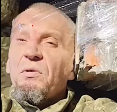 Jevgenij Nužin těsně před popravou. Jeho příběh je výstrahou všem Rusům, kteří dezertují – v Rusku je čeká odplata. Ale vrhá špatné světlo i na ukrajinskou stranu. Zdroj: Kyjev 24, YouTube