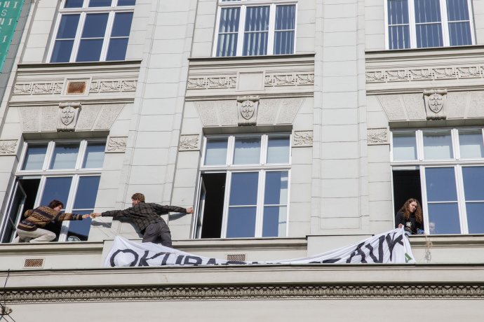 Stávkující studenti vyvěšují protestní hesla na fasádu Fakulty sociálních studií na Joštově ulici v Brně. Foto: Majda Slámová
