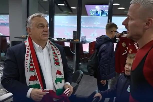 Viktor Orbán s šálou „velkého Maďarska“. Repro: Instagram Viktora Orbána