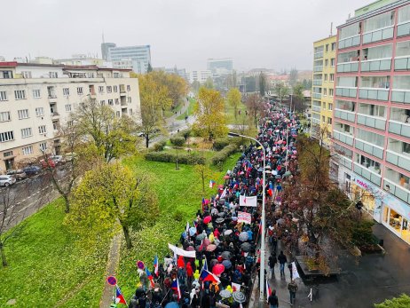 Pochod organizovaný Ladislavem Vrabel k budově ČT. Foto: Barbora Němcová, Deník N