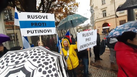 Rusové na Albertově protestují proti Putinovi. Foto: Petra Procházková, Deník N